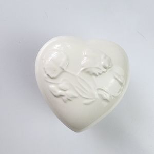 Heart-shaped porcelain box